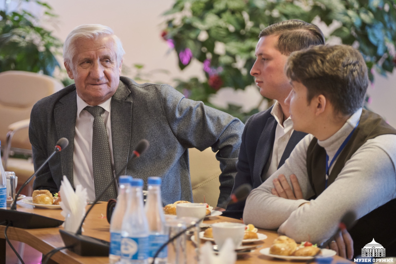 1 октября 2025 года, в Международный день пожилых людей, Молодежный совет Тульского государственного музея оружия организовал и провел встречу с Советом ветеранов Императорского Тульского ору Тульский Государственный Музей Оружия