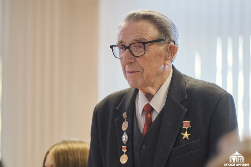 1 октября 2025 года, в Международный день пожилых людей, Молодежный совет Тульского государственного музея оружия организовал и провел встречу с Советом ветеранов Императорского Тульского ору Тульский Государственный Музей Оружия