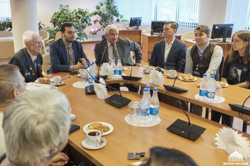1 октября 2025 года, в Международный день пожилых людей, Молодежный совет Тульского государственного музея оружия организовал и провел встречу с Советом ветеранов Императорского Тульского ору Тульский Государственный Музей Оружия