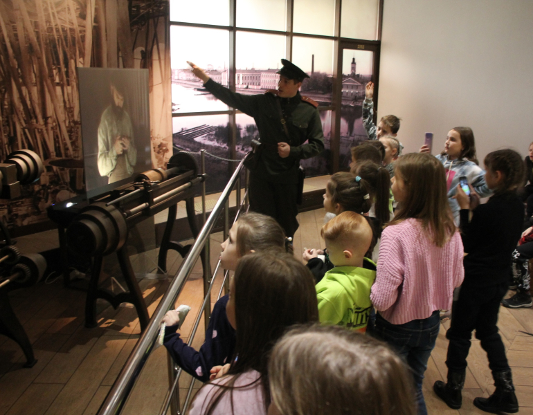 В Тульском музее оружия участниками патриотической программы «Курс молодого бойца» стали школьники из Новомосковска Тульский Государственный Музей Оружия