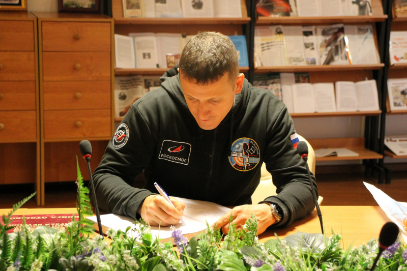 «С огромным удовольствием посетил ваш невероятный музей!»: космонавт-испытатель Сергей Владимирович Кудь-Сверчков в Тульском музее оружия Тульский Государственный Музей Оружия