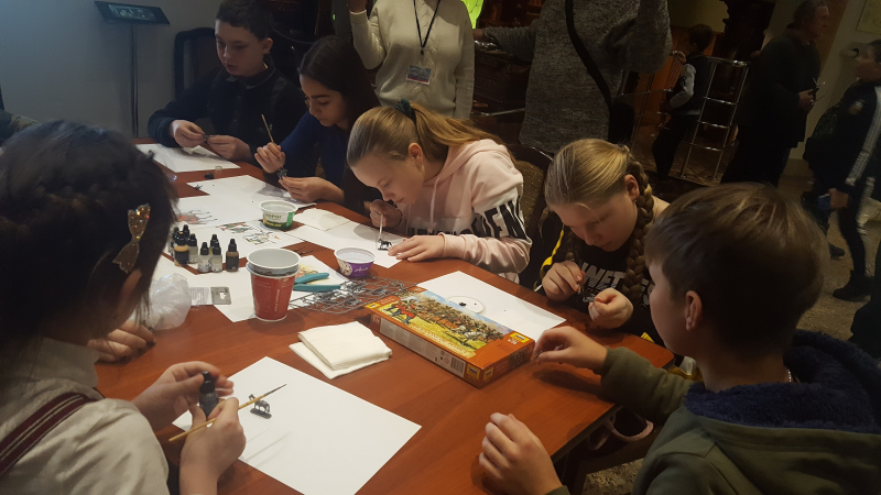 Каждую субботу на выставке «История в миниатюре – взгляд сквозь века» для юных моделистов творческий мастер-класс – в подарок! Тульский Государственный Музей Оружия