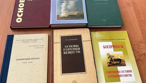 В канун празднования Дня Победы библиотечный фонд музея оружия пополнился изданиями из личной библиотеки ветерана Великой Отечественной войны Алексея Андреевича Швецова (1926–2020) Тульский Государственный Музей Оружия