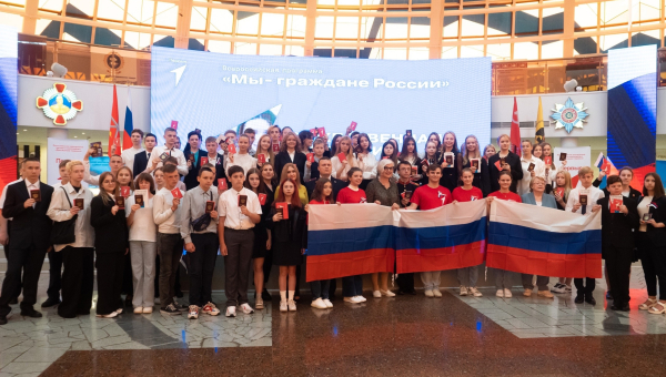 Сегодня, в День Государственного флага России, в Тульском государственном музее оружия 62 школьника, отличившиеся в науке и спорте, получили паспорта гражданина Российской Федерации. Тульский Государственный Музей Оружия