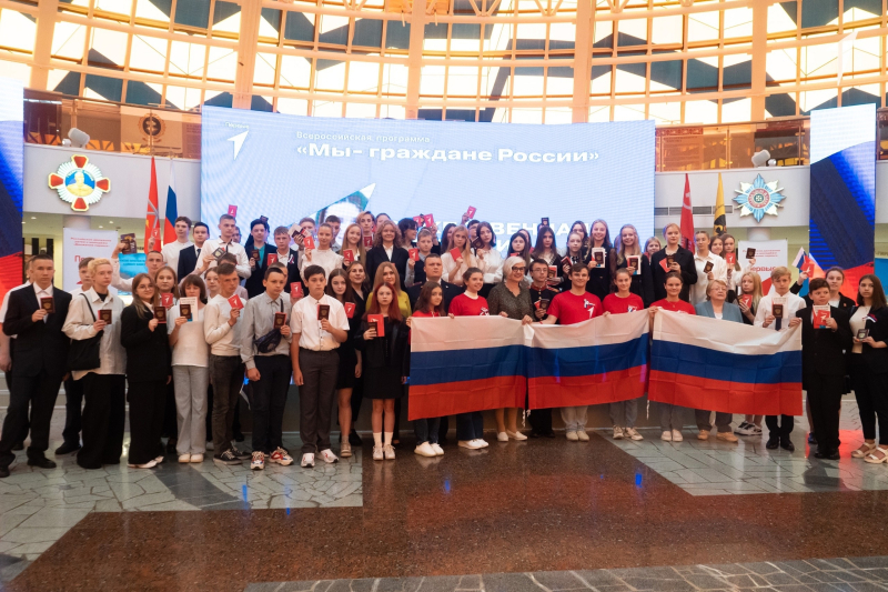 Сегодня, в День Государственного флага России, в Тульском государственном музее оружия 62 школьника, отличившиеся в науке и спорте, получили паспорта гражданина Российской Федерации. Тульский Государственный Музей Оружия