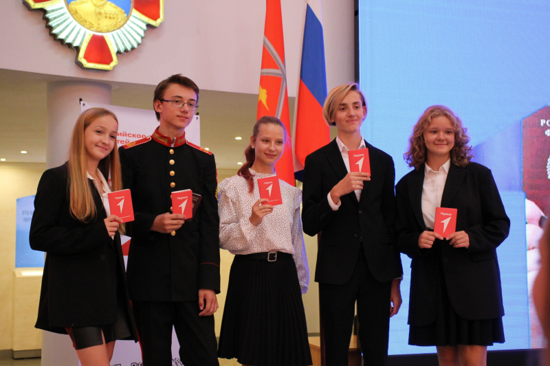 Сегодня, в День Государственного флага России, в Тульском государственном музее оружия 62 школьника, отличившиеся в науке и спорте, получили паспорта гражданина Российской Федерации. Тульский Государственный Музей Оружия