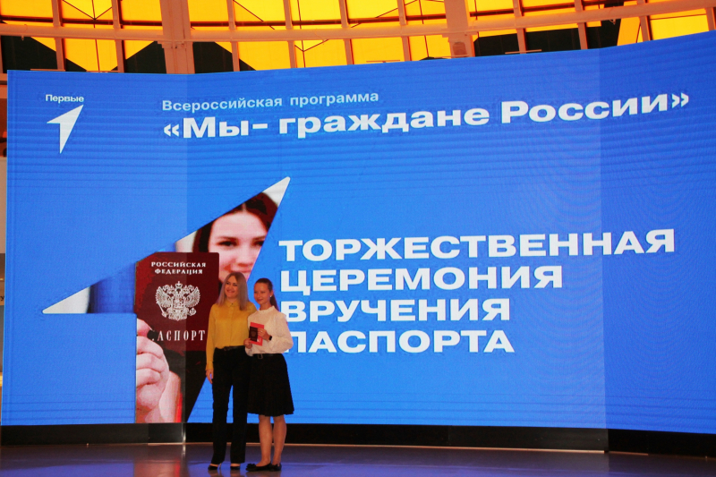 Сегодня, в День Государственного флага России, в Тульском государственном музее оружия 62 школьника, отличившиеся в науке и спорте, получили паспорта гражданина Российской Федерации. Тульский Государственный Музей Оружия