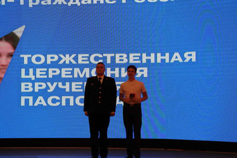 Сегодня, в День Государственного флага России, в Тульском государственном музее оружия 62 школьника, отличившиеся в науке и спорте, получили паспорта гражданина Российской Федерации. Тульский Государственный Музей Оружия