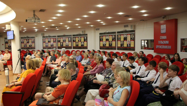 В День России, в Тульском музее оружия состоялся поэтический флешмоб «Светоносная моя Русь!» Тульский Государственный Музей Оружия