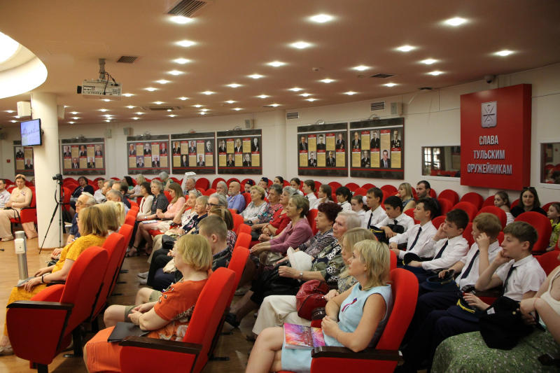 В День России, в Тульском музее оружия состоялся поэтический флешмоб «Светоносная моя Русь!» Тульский Государственный Музей Оружия