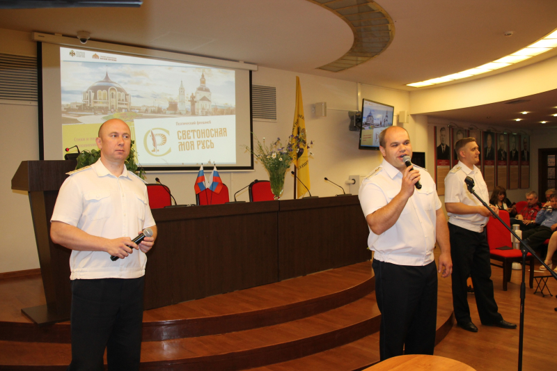 В День России, в Тульском музее оружия состоялся поэтический флешмоб «Светоносная моя Русь!» Тульский Государственный Музей Оружия