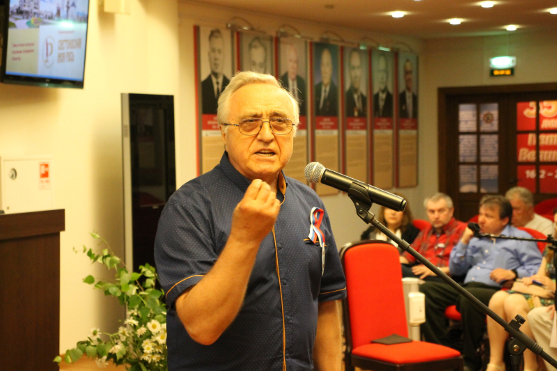 В День России, в Тульском музее оружия состоялся поэтический флешмоб «Светоносная моя Русь!» Тульский Государственный Музей Оружия