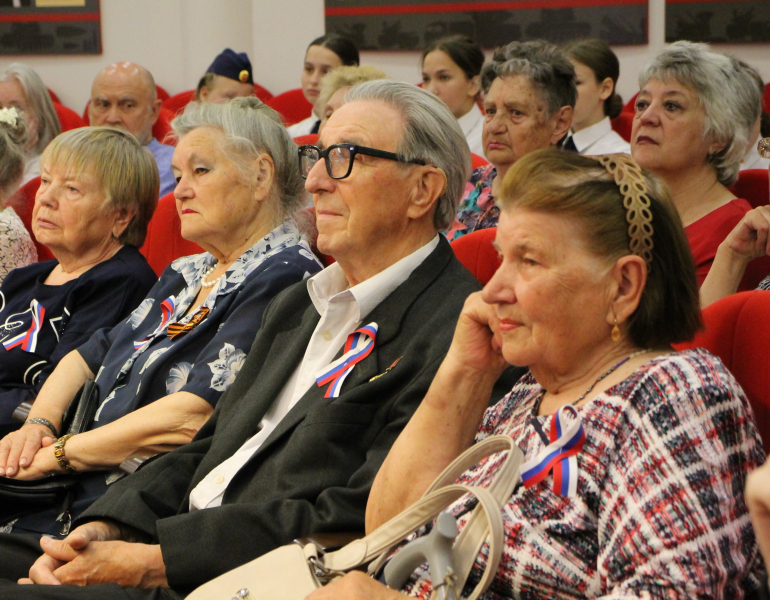 В День России, в Тульском музее оружия состоялся поэтический флешмоб «Светоносная моя Русь!» Тульский Государственный Музей Оружия