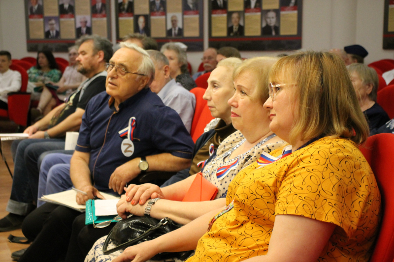 В День России, в Тульском музее оружия состоялся поэтический флешмоб «Светоносная моя Русь!» Тульский Государственный Музей Оружия