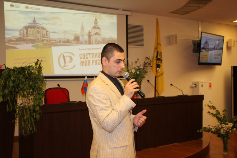 В День России, в Тульском музее оружия состоялся поэтический флешмоб «Светоносная моя Русь!» Тульский Государственный Музей Оружия