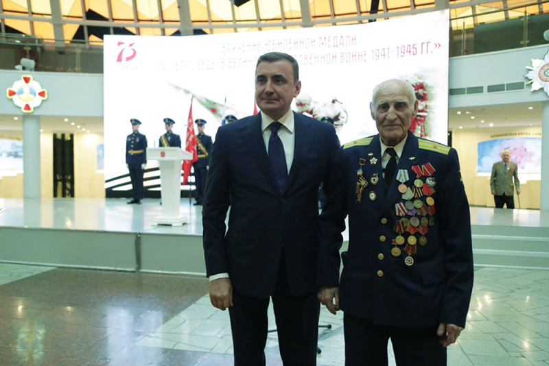 Губернатор Тульской области А.Г. Дюмин вручил ветеранам юбилейные медали «75 лет Победы в Великой Отечественной войне 1941-1945 гг.» в Тульском музее оружия. Тульский Государственный Музей Оружия