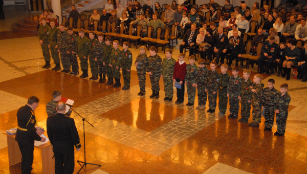 Под куполом могучего «шлема» музея оружия в торжественном строю воспитанники военно-патриотического клуба «Тайфун». Тульский Государственный Музей Оружия