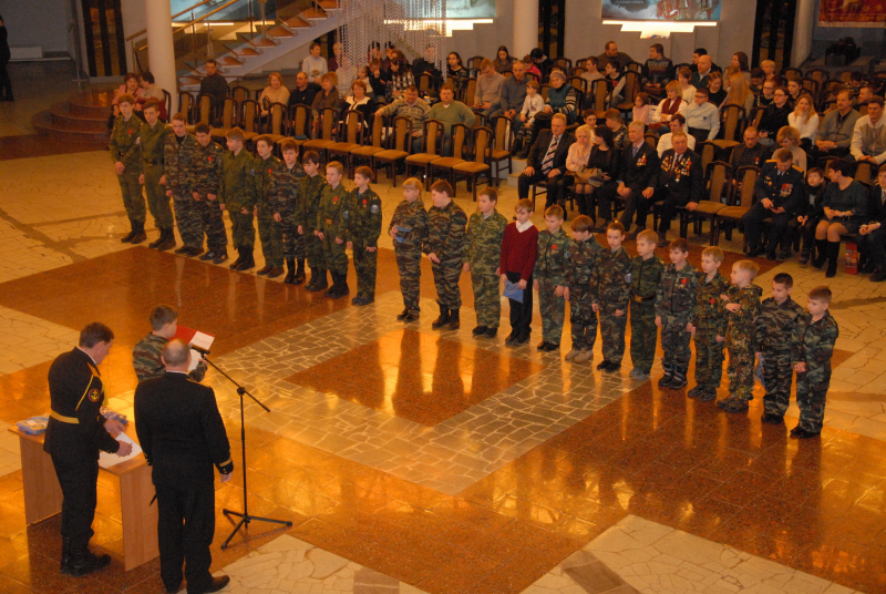 Под куполом могучего «шлема» музея оружия в торжественном строю воспитанники военно-патриотического клуба «Тайфун». Тульский Государственный Музей Оружия