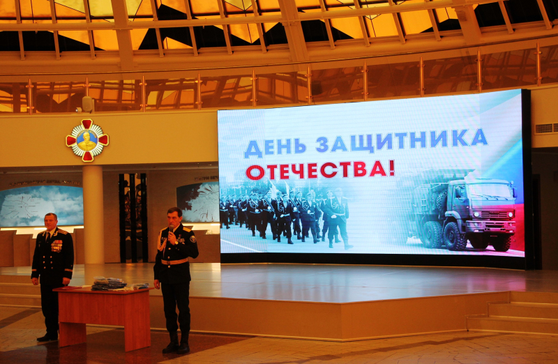 Под куполом могучего «шлема» музея оружия в торжественном строю воспитанники военно-патриотического клуба «Тайфун». Тульский Государственный Музей Оружия