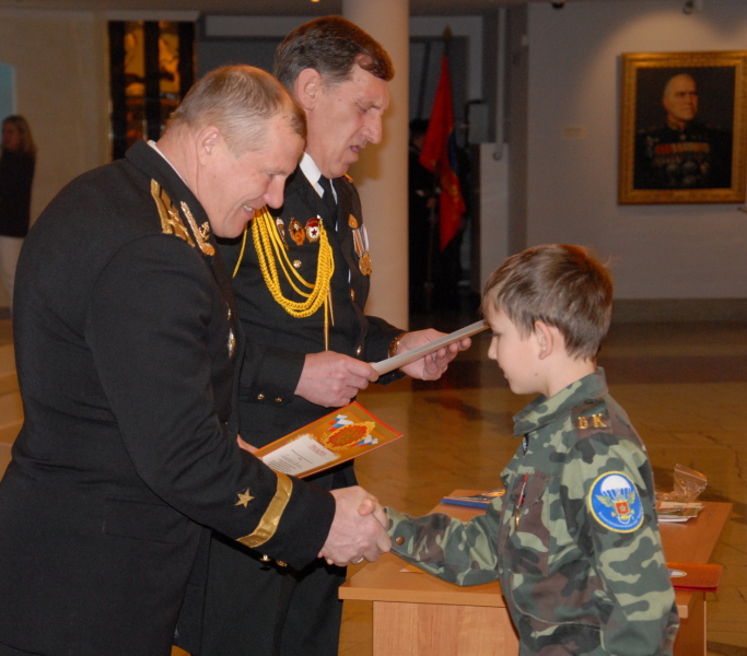 Под куполом могучего «шлема» музея оружия в торжественном строю воспитанники военно-патриотического клуба «Тайфун». Тульский Государственный Музей Оружия