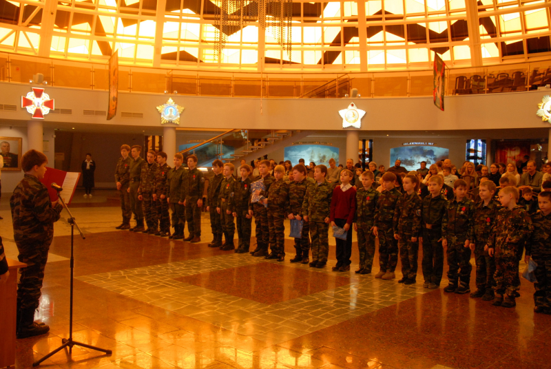 Под куполом могучего «шлема» музея оружия в торжественном строю воспитанники военно-патриотического клуба «Тайфун». Тульский Государственный Музей Оружия