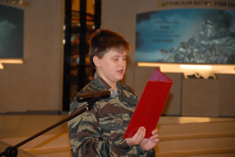 Под куполом могучего «шлема» музея оружия в торжественном строю воспитанники военно-патриотического клуба «Тайфун». Тульский Государственный Музей Оружия