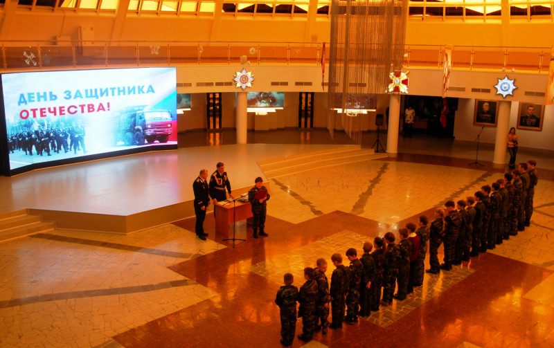 Под куполом могучего «шлема» музея оружия в торжественном строю воспитанники военно-патриотического клуба «Тайфун». Тульский Государственный Музей Оружия