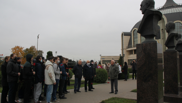 В день 94-й годовщины образования КБП им.академика А.Г. Шипунова на Аллее Славы знаменитых оружейников г. Тулы возложили цветы к бюстам легендарных конструкторов Тульский Государственный Музей Оружия