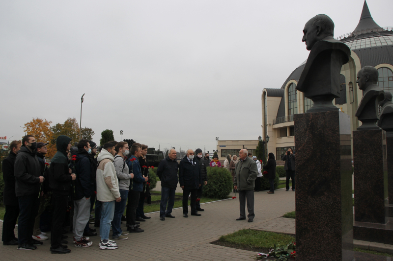 В день 94-й годовщины образования КБП им.академика А.Г. Шипунова на Аллее Славы знаменитых оружейников г. Тулы возложили цветы к бюстам легендарных конструкторов Тульский Государственный Музей Оружия