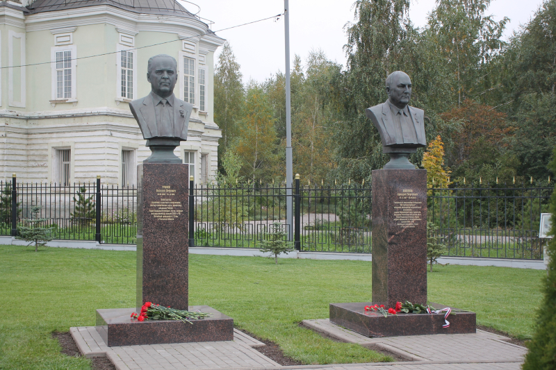 В день 94-й годовщины образования КБП им.академика А.Г. Шипунова на Аллее Славы знаменитых оружейников г. Тулы возложили цветы к бюстам легендарных конструкторов Тульский Государственный Музей Оружия