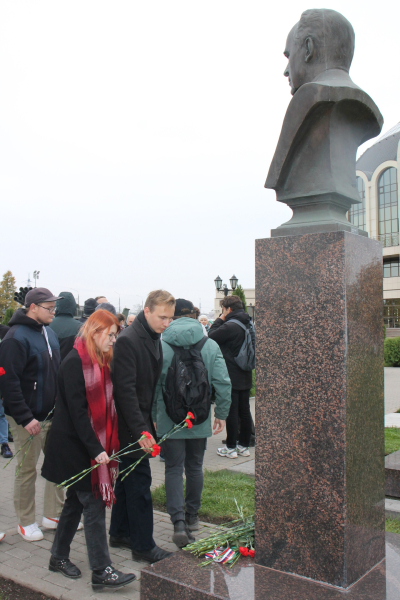 В день 94-й годовщины образования КБП им.академика А.Г. Шипунова на Аллее Славы знаменитых оружейников г. Тулы возложили цветы к бюстам легендарных конструкторов Тульский Государственный Музей Оружия