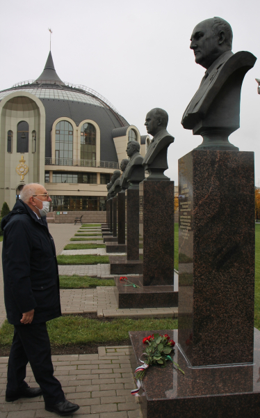 В день 94-й годовщины образования КБП им.академика А.Г. Шипунова на Аллее Славы знаменитых оружейников г. Тулы возложили цветы к бюстам легендарных конструкторов Тульский Государственный Музей Оружия