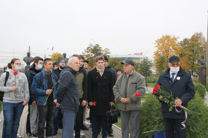 В день 94-й годовщины образования КБП им.академика А.Г. Шипунова на Аллее Славы знаменитых оружейников г. Тулы возложили цветы к бюстам легендарных конструкторов Тульский Государственный Музей Оружия