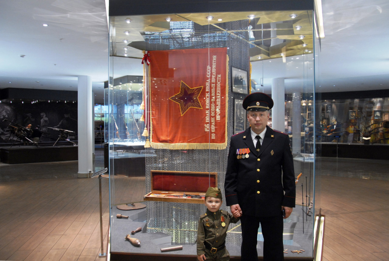 Сегодня всё по-особенному празднично: парадная форма, медали и торжественное настроение Тульский Государственный Музей Оружия