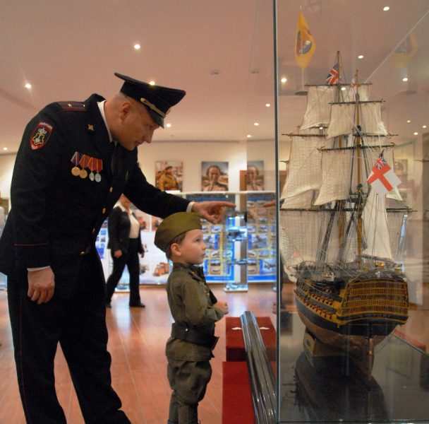 Сегодня всё по-особенному празднично: парадная форма, медали и торжественное настроение Тульский Государственный Музей Оружия