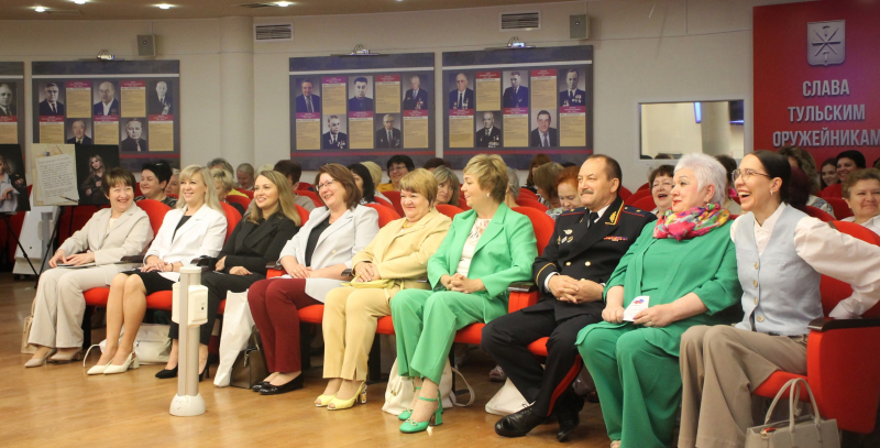 В Тульском государственном музее оружия состоялось торжественное мероприятие – встреча женских клубов и жен Героев СВО, посвященная Году семьи. Тульский Государственный Музей Оружия
