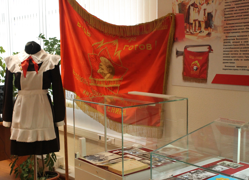 В канун 100-летия со дня основания пионерской организации в Тульском музее оружия открылась тематическая выставка «Связь времен и поколений» Тульский Государственный Музей Оружия