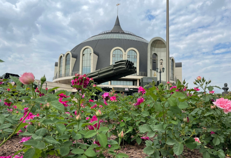 Красота и мощь Тульского музея оружия! Нежные краски и изысканные ароматы нового розария! Тульский Государственный Музей Оружия