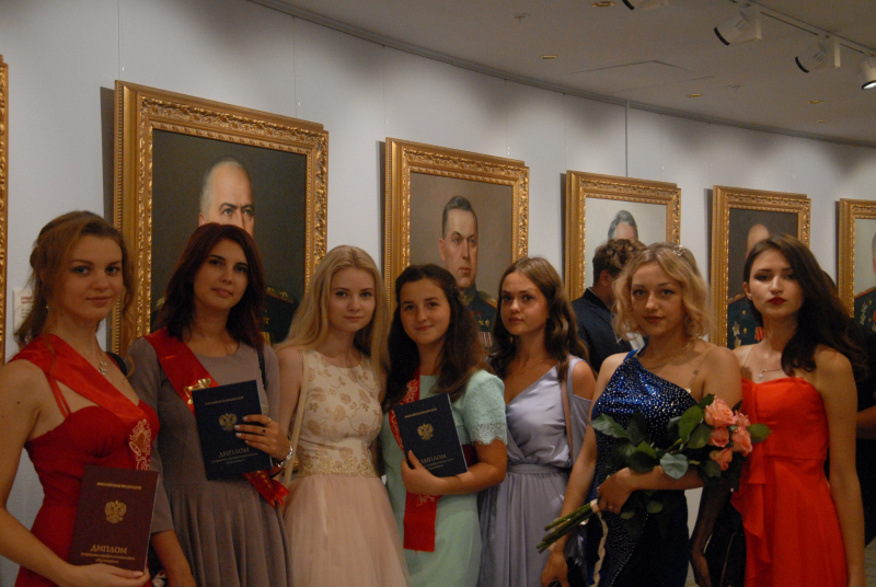 В Тульском музее оружия выпускникам торжественно вручили дипломы о профессиональном образовании. Тульский Государственный Музей Оружия