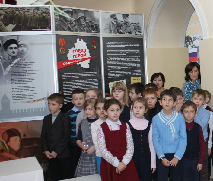 Выставка «Город-Герой. Оборона Тулы 1941 года» музея оружия открыта в Яснополянской школе им. Л.Н. Толстого. Тульский Государственный Музей Оружия