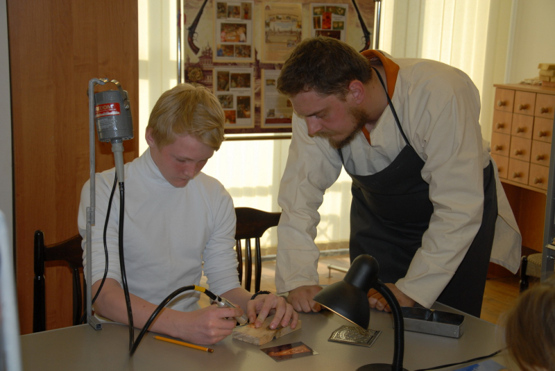 Юные подмастерья в музее оружия раскрывают секреты оружейного ремесла Тульский Государственный Музей Оружия