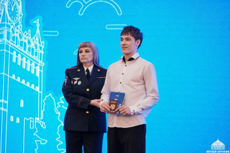 В музее оружия состоялась торжественная церемония вручения паспортов гражданина Российской Федерации, приуроченная ко Дню воссоединения Крыма с Россией! Тульский Государственный Музей Оружия