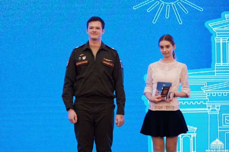 В музее оружия состоялась торжественная церемония вручения паспортов гражданина Российской Федерации, приуроченная ко Дню воссоединения Крыма с Россией! Тульский Государственный Музей Оружия