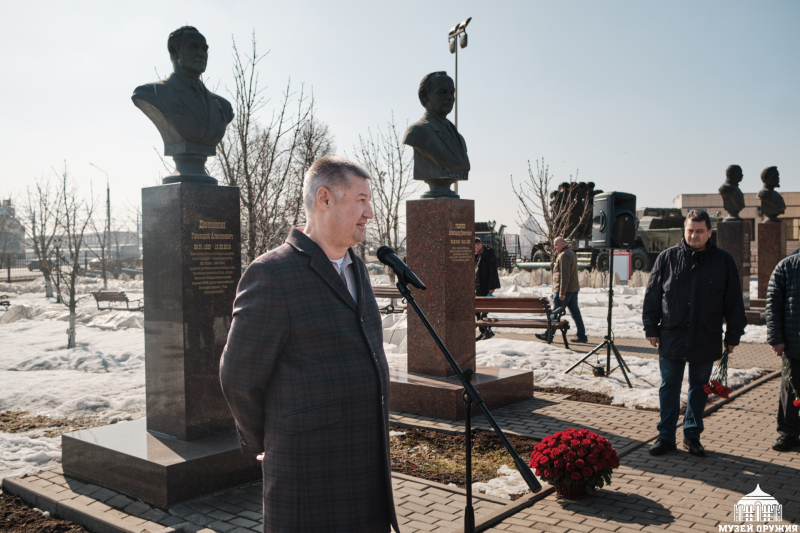 На Аллее Славы знаменитых оружейников Тулы состоялась торжественная церемония возложения цветов к бюсту Н. А. Макаровца Тульский Государственный Музей Оружия