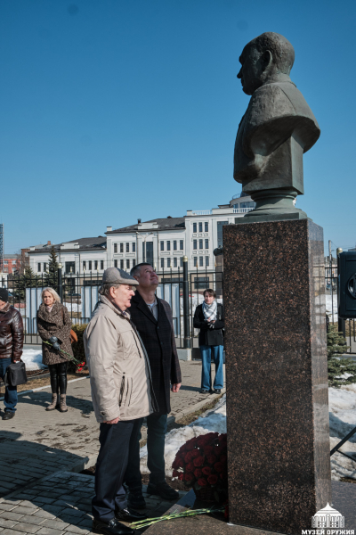 На Аллее Славы знаменитых оружейников Тулы состоялась торжественная церемония возложения цветов к бюсту Н. А. Макаровца Тульский Государственный Музей Оружия