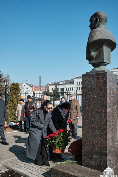 На Аллее Славы знаменитых оружейников Тулы состоялась торжественная церемония возложения цветов к бюсту Н. А. Макаровца Тульский Государственный Музей Оружия