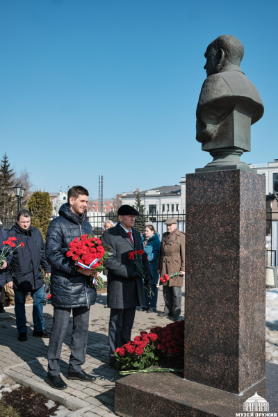 На Аллее Славы знаменитых оружейников Тулы состоялась торжественная церемония возложения цветов к бюсту Н. А. Макаровца Тульский Государственный Музей Оружия