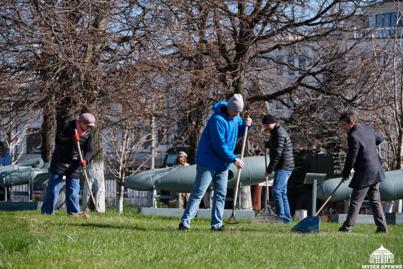 Вместе за чистоту: молодежь Музея оружия на субботнике! Тульский Государственный Музей Оружия