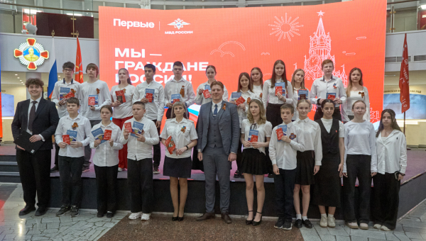 Накануне Дня Великой Победы председатель Молодежного совета музея оружия В. Молодцов вручил паспорта гражданина Российской Федерации Тульский Государственный Музей Оружия