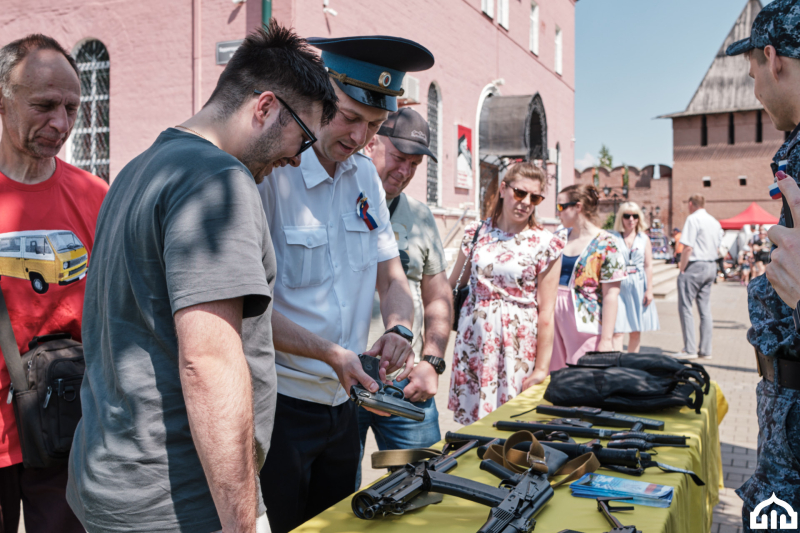 В День России в Музее оружия  -  многочисленные интерактивные площадки с обмундированием и вооружением современных войск российской армии! Тульский Государственный Музей Оружия